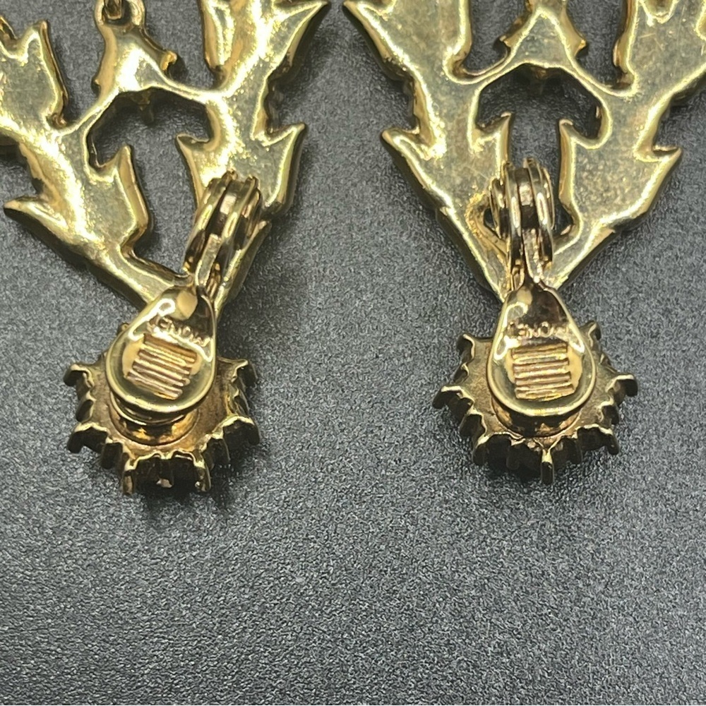Vintage Monet gold tone pink rhinestone chandelier clip earrings - Picture 7 of 9